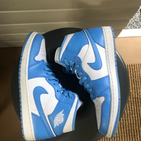 Air Jordan 1 UNC - Picture 4 of 7